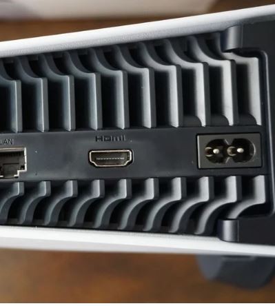 PS5 : un enfant détruit violemment le port HDMI de sa console et demande un  remplacement